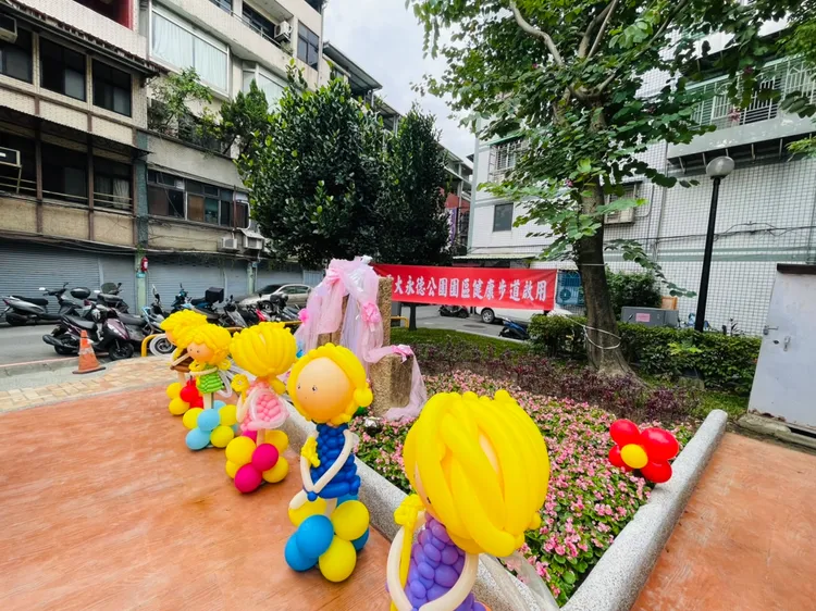 新增花台上種植花卉、灌木及草皮，期使公園整年花木長開，讓市民有個花團錦簇悠閒的公園。三重區公所提供