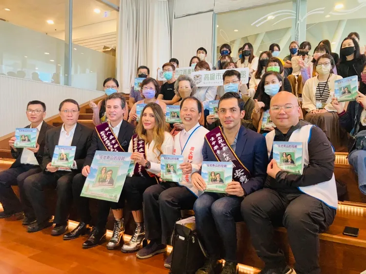 璜·曼努爾·葛藍到高市圖參訪。文化局提供