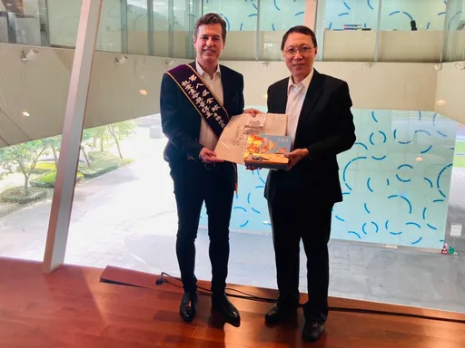 以讀拒毒!哥倫比亞反毒英雄葛藍參訪高市總圖