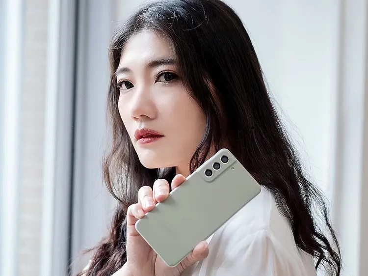 三星輕旗艦S21FE省7,600元。業者提供