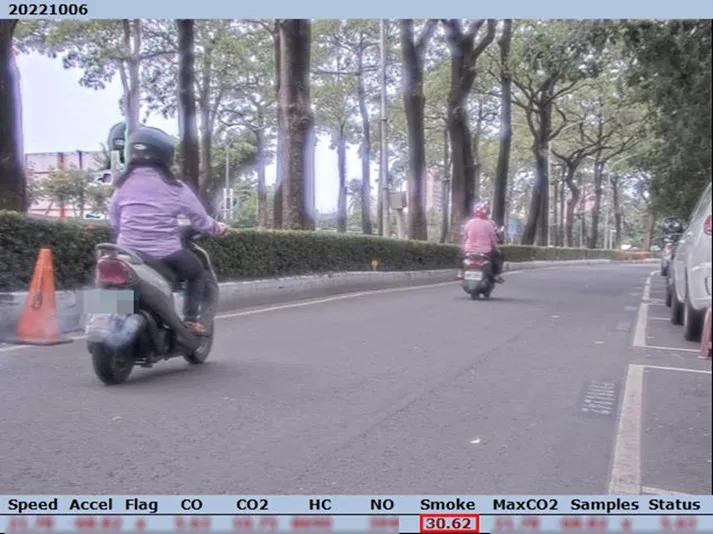 車輛排氣不透光率超過30%以上，將通知車主於期限內完成改善及檢驗。環保局提供