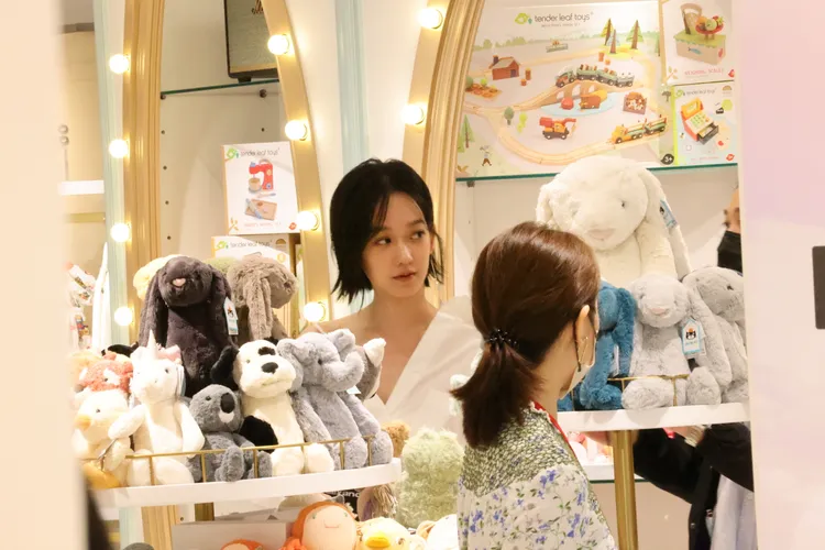 孟耿如活動前逛起自家代言品牌的專櫃。侯昌騰攝