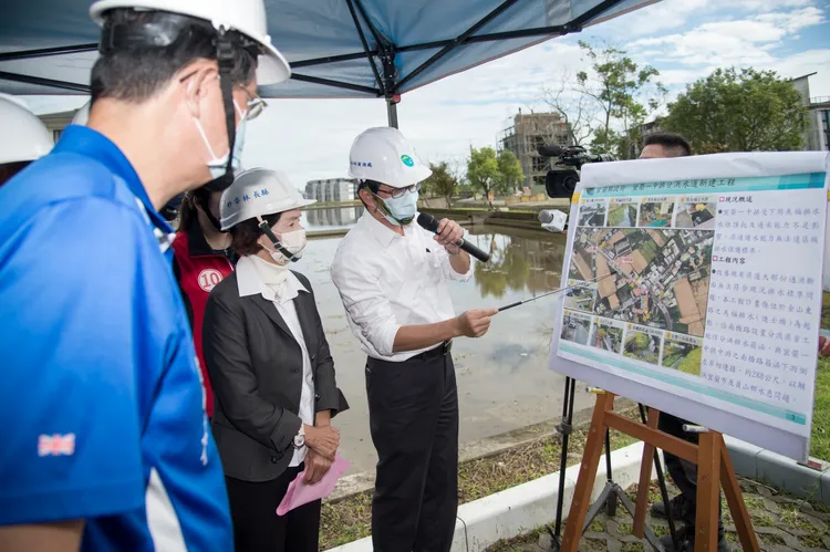 宜蘭縣長林姿妙視察「宜榮一中排分洪水道新建」，盼整體工程能兼顧品質及安全，如期完成，早日改善當地淹水問題。縣府提供
