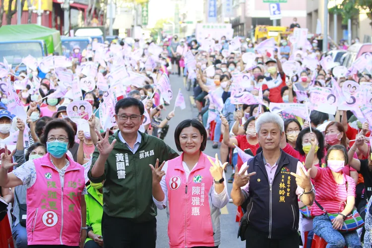民進黨東南區接棒市議員邱素貞的陳雅惠，開票時與同黨何昆霖、國民黨林霈涵出現拉鋸戰，最後成功勝出。陳雅惠提供