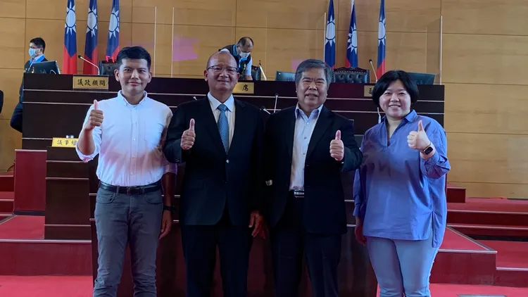 七連霸市議員何敏誠受到藍綠市議員尊敬，他在市議會帶兒子何昆霖跟市議會議長張清照、副議長顏莉敏何影。曾雪蒨攝