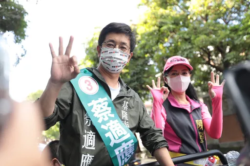 蔡適應、陳瑩拜票大提原民政見 再轟謝國樑是「市政草包」