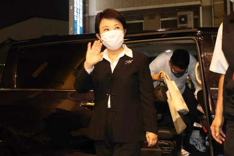 爭取連任的3號國民黨現任市長盧秀燕，穿著一襲黑色套裝比著3。張喆喜攝