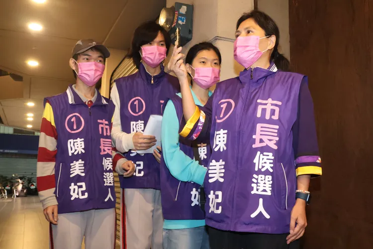 登記參選台中市長的一號無黨籍候選人陳美妃一襲紫色旗袍與紫色背心出場。張喆喜攝