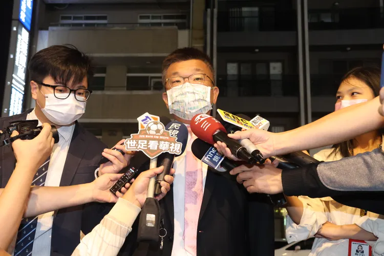 挑戰台中市長的2號民進黨蔡其昌今天一席西裝搭配粉色領帶出席政見發表會。張喆喜攝