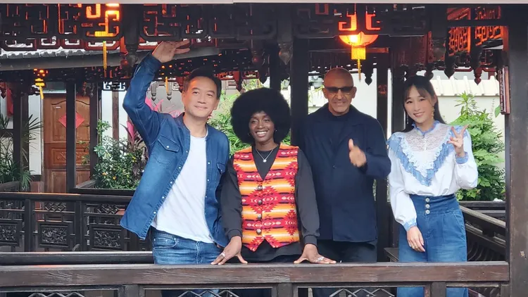 張翰（左起）、Nina Mélo、導演席沙克（Abderrahmane SISSAKO）、吳可熙正在桃園拍攝《芳香嶺》。文策院提供