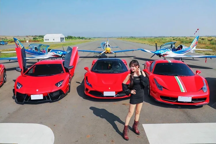 李冠儀與超跑。《Go車誌》提供