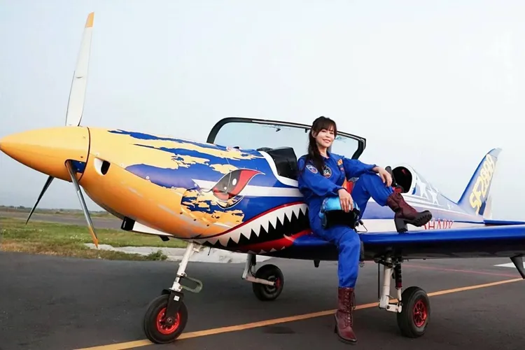 李冠儀與輕航機。《Go車誌》提供