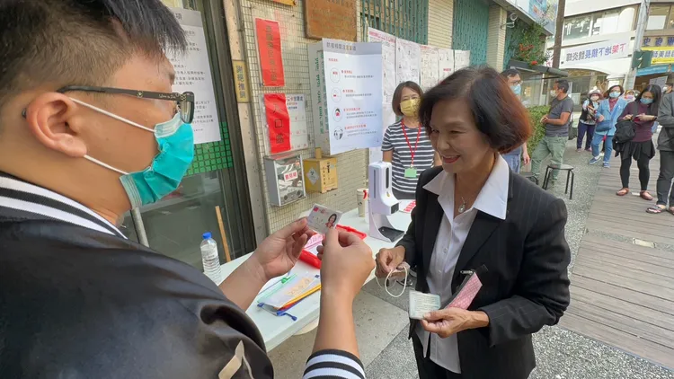宜蘭縣長林姿妙一早來到羅東衛生所投票。林泊志懾