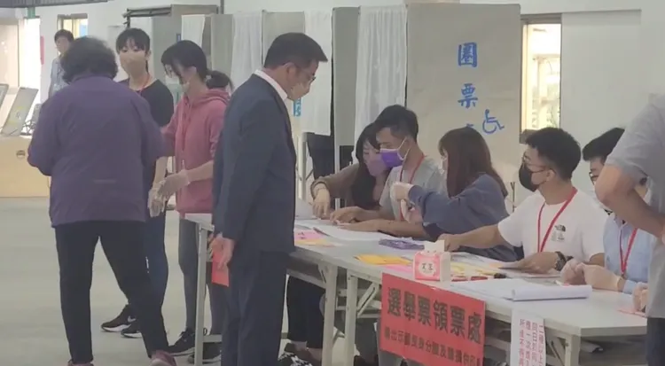 民進黨宜蘭縣長候選人江聰淵，抵達投票所投票。讀者提供