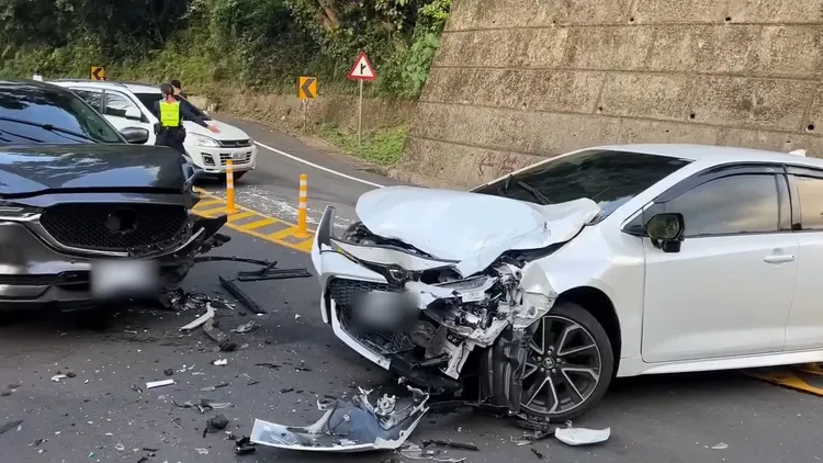 Toyota神A的車頭同樣受損嚴重。截自YouTube/小萊姆Small Lyme