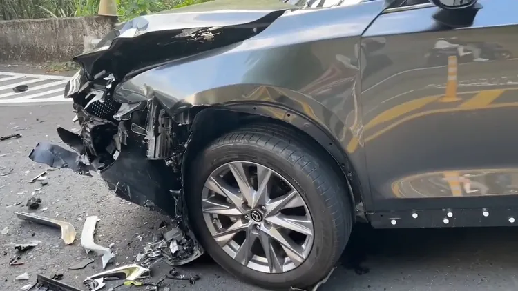 Mazda CX-5車頭受損嚴重。截自YouTube/小萊姆Small Lyme