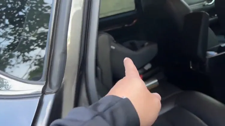 兒童安全座椅很重要。截自YouTube/小萊姆Small Lyme