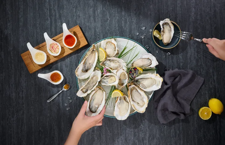 全新概念店新增生蠔海鮮吧Oyster Bar，點購6顆生蠔另附是拉差辣醬、薑醋汁、蘋果醋、金桔晶凍等4款主廚特製醬汁。業者提供