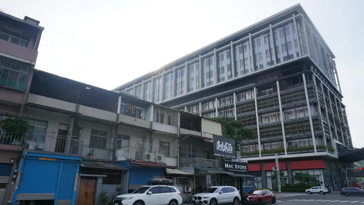 生活圈擁有高市唯一三鐵共站機能，但過去長期房價新屋落在2字頭。葉家銘攝