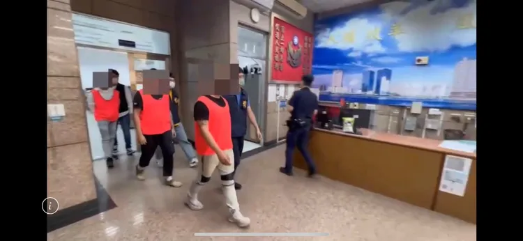 警方查獲詐欺車手，涉案6人主嫌年僅21歲，另有4名少年。讀者提供