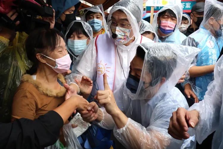 蔣萬安與謝國樑到市場拜票，懇託民眾支持。戴之聖攝