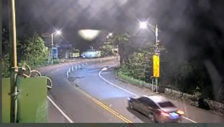 監視器前的香蕉已經被移除。翻攝畫面