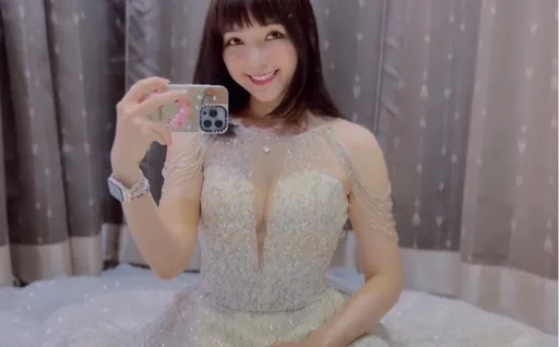 爆乳妹穿白紗喊「今晚噴水池出嫁」 鳳梨:我穿西裝去迎娶