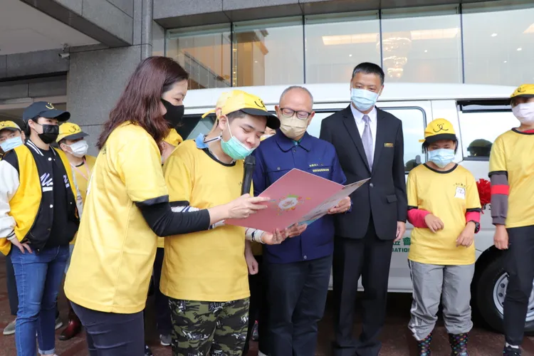 小愉兒的孩子念出對善心人士的感謝。翻攝畫面