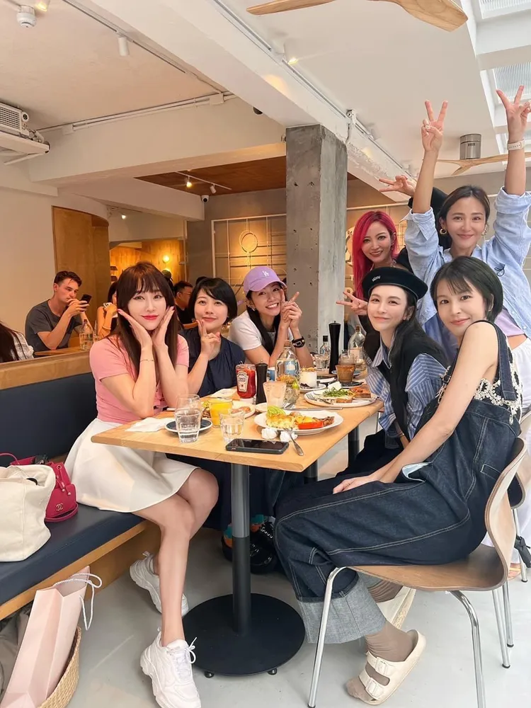 林宜融分享跟星光幫梁文音、曾沛慈、黃美珍、魏如昀、林佩瑤的聚餐照。翻攝林宜融臉書