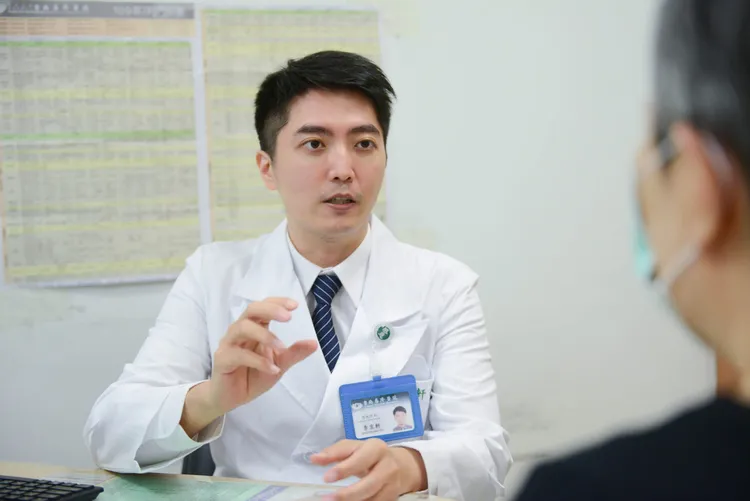 整形外科李京軒醫師提醒，有傷口時切勿接觸生水，免疫力較差者也應避免食用生食，若在處理海鮮時也務必戴上手套，降低受傷的風險。慈濟醫院提供