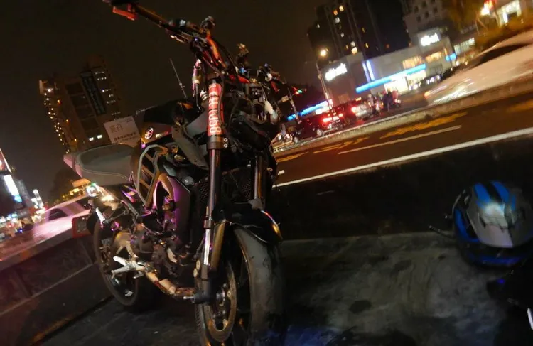 發生車禍的YAMAHA大型重機。讀者提供