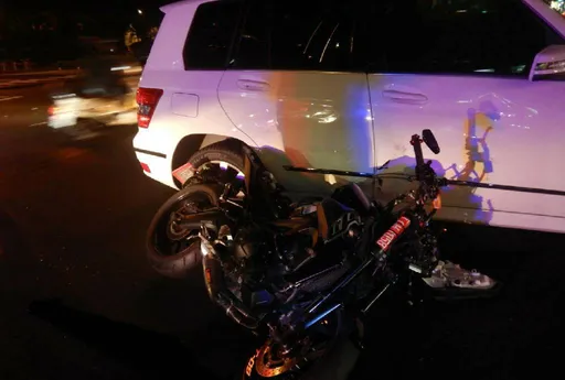 紅牌重機騎士摔成「人體ok繃」全身傷 影片曝光!賓士搶快左轉害的