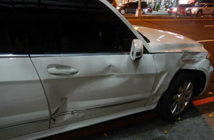 賓士休旅車車體毀損。讀者提供