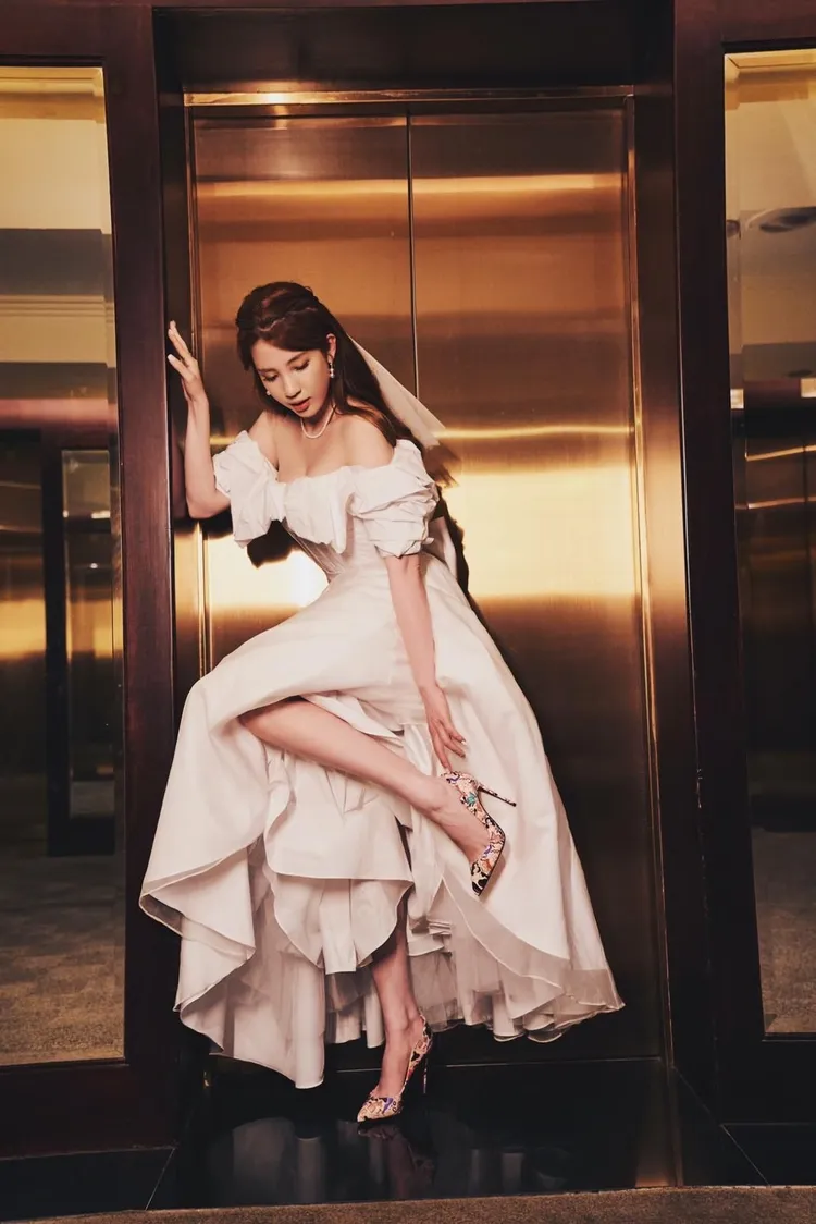 愛雅家宴的婚紗是自己一手包辦。愛雅提供