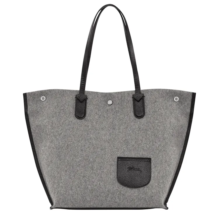 Roseau Essential Flanelle系列灰色肩背袋，1萬5000元。品牌提供