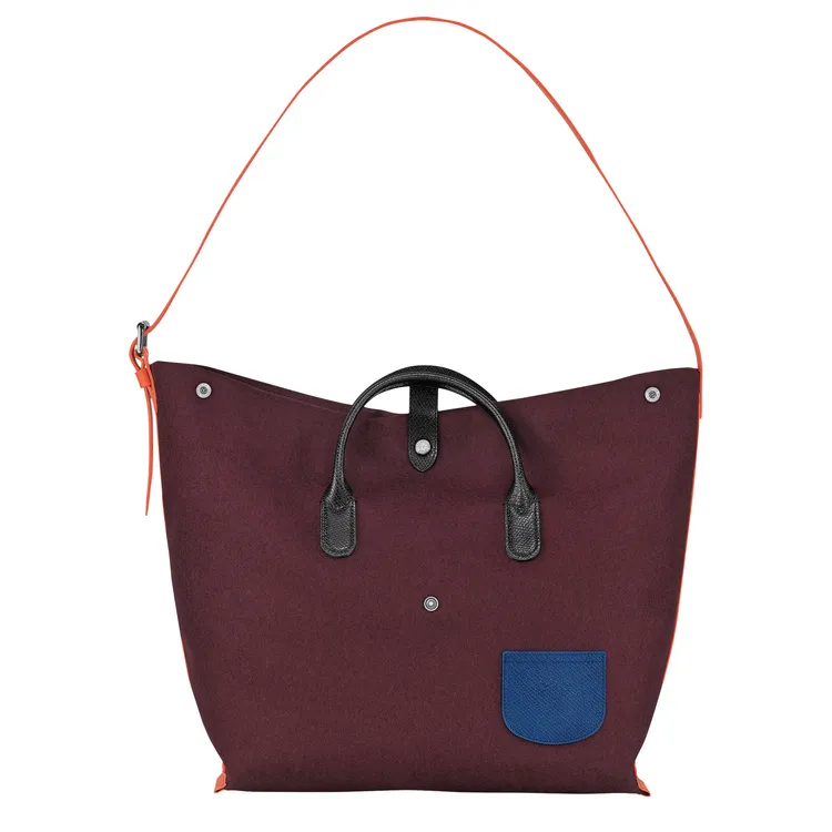 Roseau Essential Flanelle系列酒紅色大型手提包，1萬9100元。品牌提供