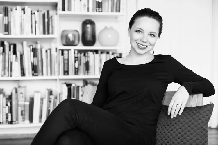 挪威設計師Kristine Five Melvær擅長揉合各式媒材創作。品牌提供