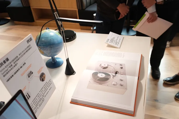 TOTEM 120°呈現90度時可拍照成為分享模式。陳志淵攝