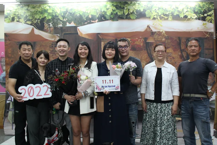 汐止戶政事務所今天所還有林姓2姊妹一起登記結婚。翻攝畫面