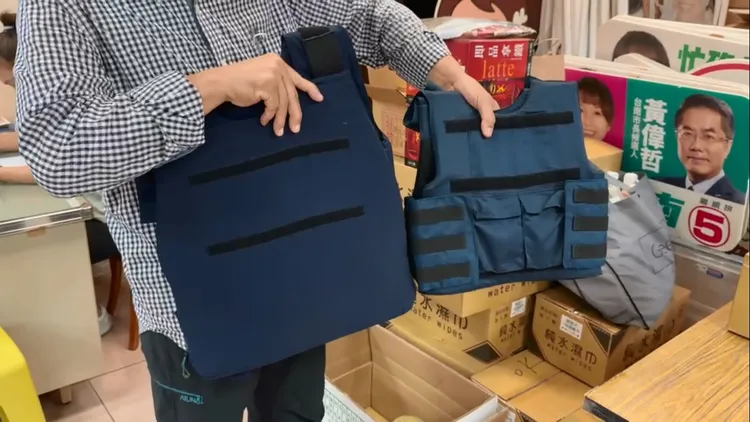 學甲分局中午提供兩件防彈背心給謝財旺父女。民眾提供