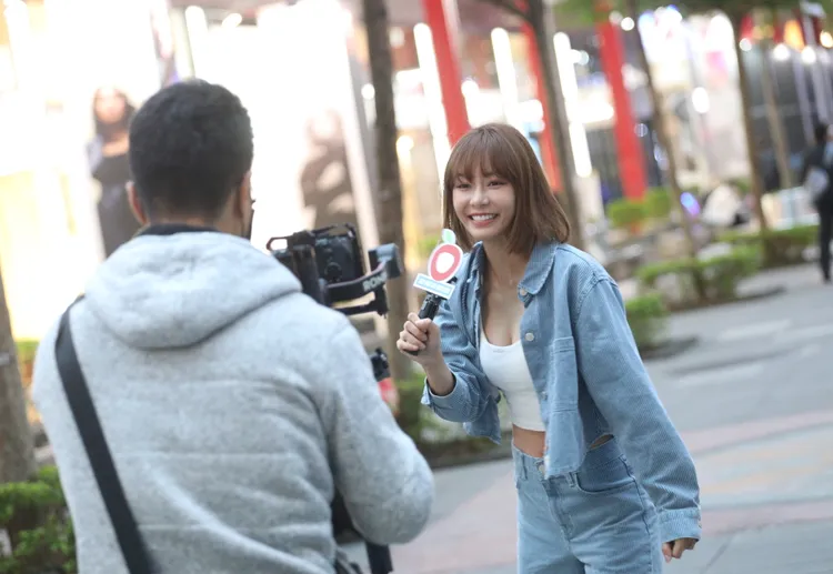 Yuri也提到，她拿著《壹蘋》的Mic牌在信義街頭跟鏡頭互動，那部分的畫面她也非常喜歡。陳明中攝