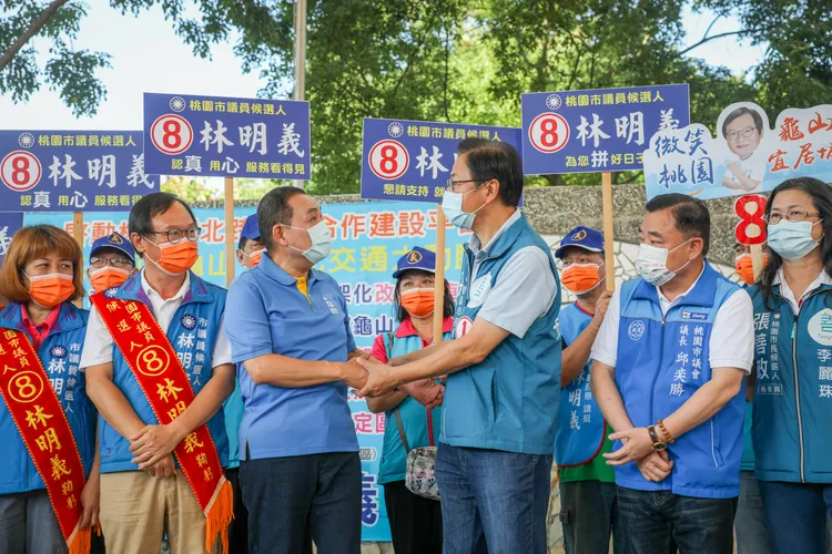 張善政與候友宜為黨籍市議員候選人造勢。張善政競辦提供
