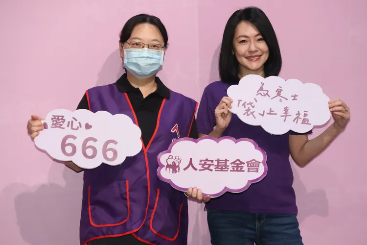 小S(右)推廣人安提袋。彭欣偉攝