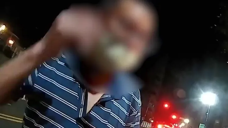 警方拍照讓李姓運將指認。淡水警分局提供