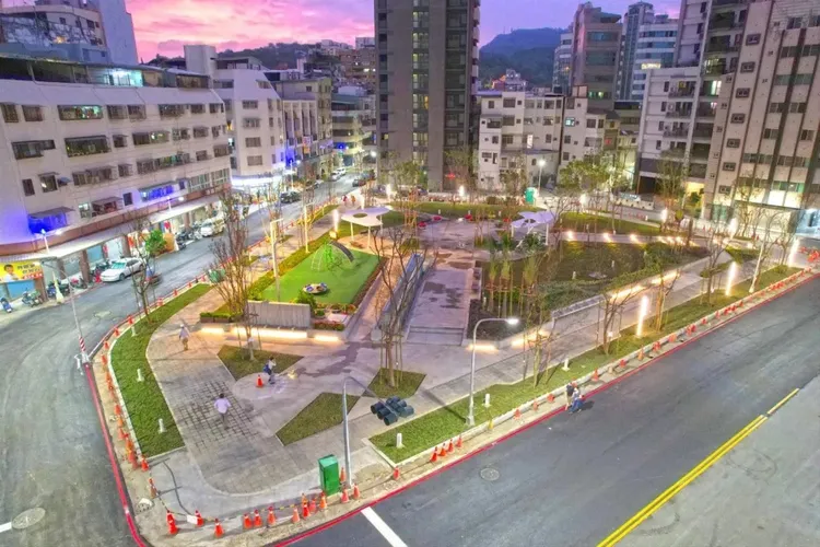 「城中城」大樓火災後，目前已改建成「府北公園」。高市工務局提供