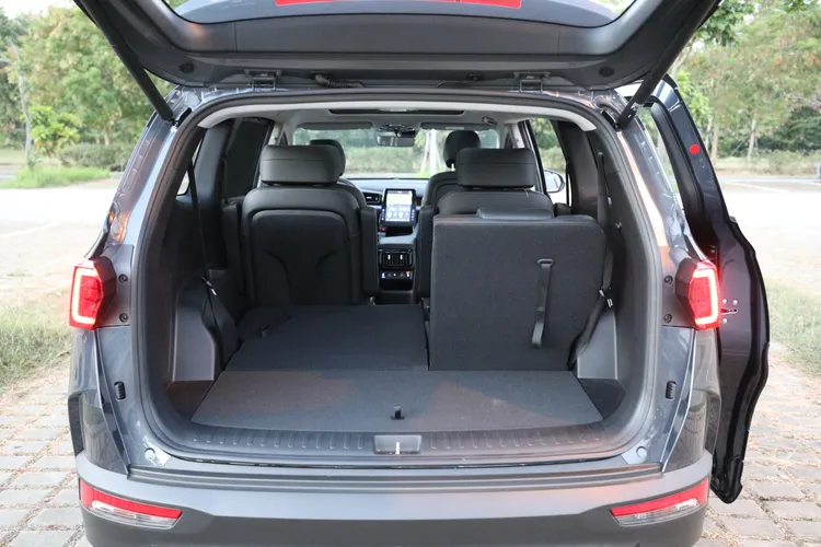 第三排座椅立起後，行李廂僅剩不算大的容積可利用，而若打平則能得到平整的開闊空間。林浩昇攝