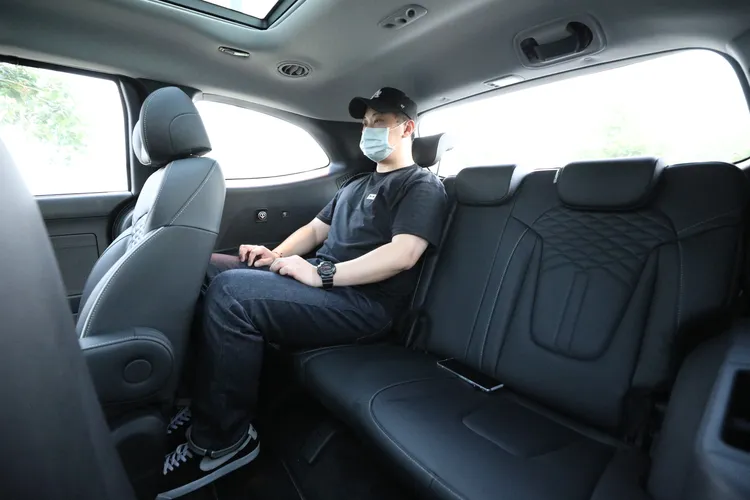 第三排座椅能讓約170公分的成人舒適乘坐，並具有獨立空調風量調整。林浩昇攝