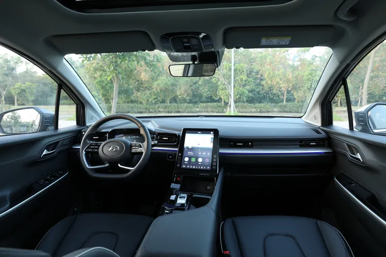 跳脫傳統的設計風格，以數位化的方式簡化繁瑣的實體按鍵，雖然部分仍採用硬塑料材質，但Custin車艙整體組裝品質及視覺質感堪稱到位。林浩昇攝