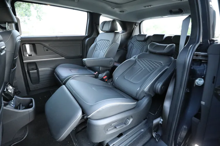 兩張中排採用的是VIP皇家座椅，左右都具備10段電動調整機構，扶手上更提供三種快捷模式調整。林浩昇攝