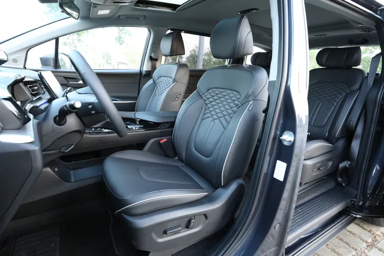 駕駛座8向電動調整座椅為全車系標準配備，泡棉設定適中帶有支撐性，長途乘坐表現不差。林浩昇攝